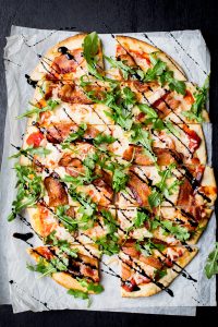 bacon-and-arugula-pizza